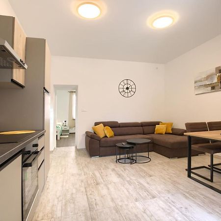 Amphitheater 3+2 Modern Apartment With Terrace, Wifi, Netflix Póla Kültér fotó